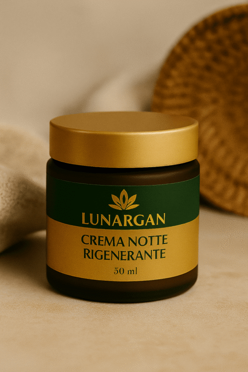 Crema notte Lunargan su tavolo naturale con luce soffusa, prodotto cosmetico italiano.